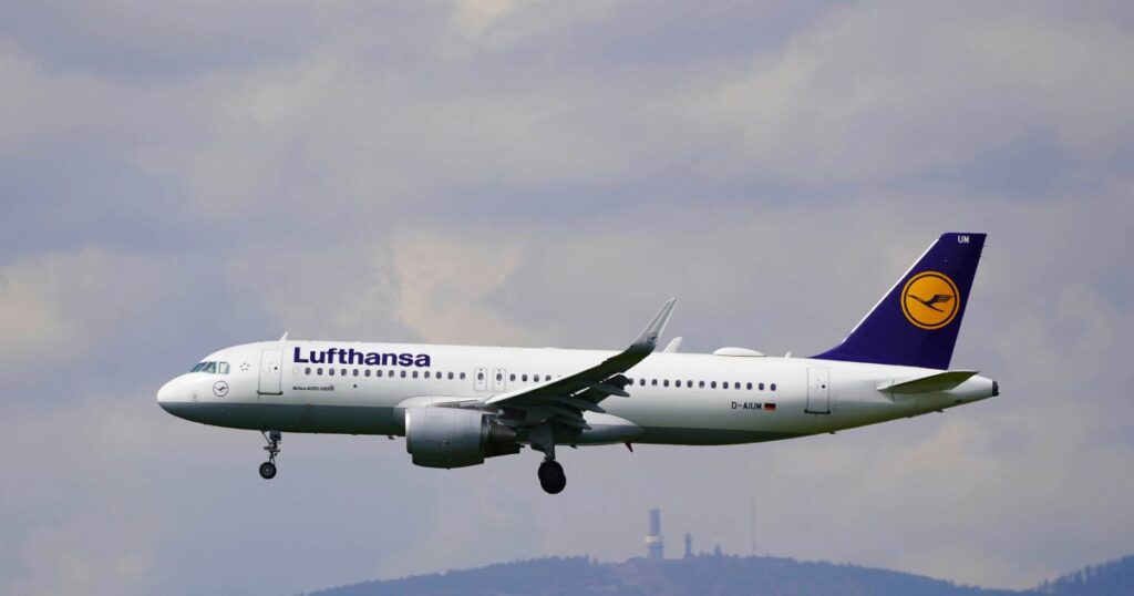 Top 10 Best Airlines In The World-lufthansa airlines
